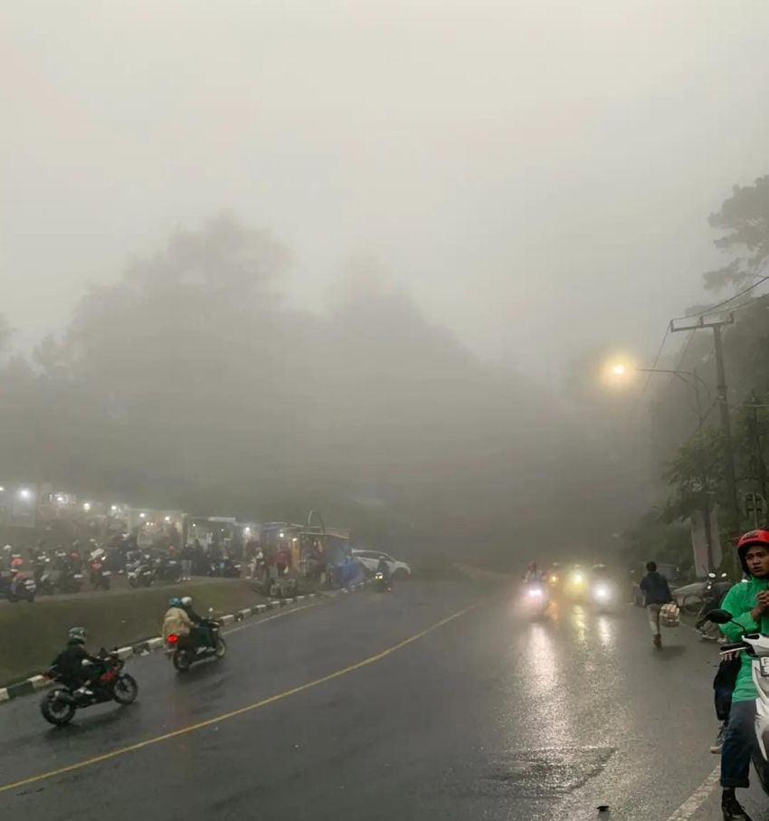 Kabut Tebal dan Hujan Selimuti Jalur Puncak Cianjur, Pengendara Diminta Waspada