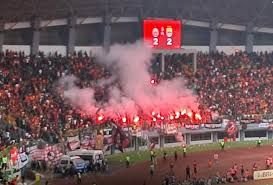 Suporter Nyalakan Flare, Laga Persija vs Malut United Dihentikan Sementara di JIS