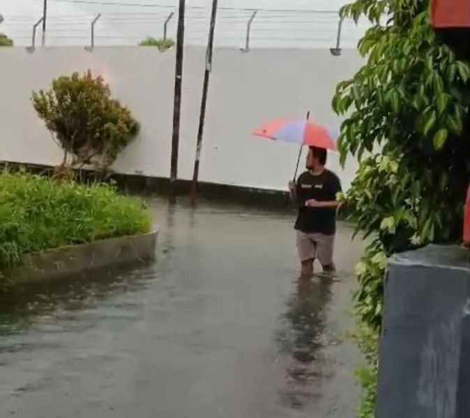 Hujan Deras Sebabkan Banjir Setinggi Lutut di Medan Sunggal, Warga Minta Wali Kota Turun Tangan