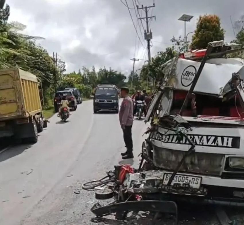 Mobil Ambulans Pembawa Jenazah Tabrak Truk di Humbahas, Sopir T3w4s