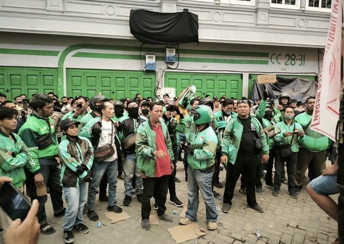 Ratusan Driver Ojol Medan Gelar Aksi Protes ke Kantor Grab, Tuntut Hapus Langganan Grabbike Hemat dan Sistem Slot!
