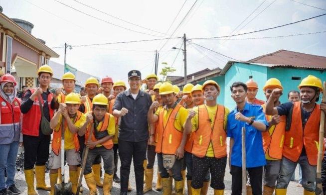 Akhir Pekan Produktif, Wali Kota Medan Rico Waas Gotong Royong Bersama Warga Medan Labuhan