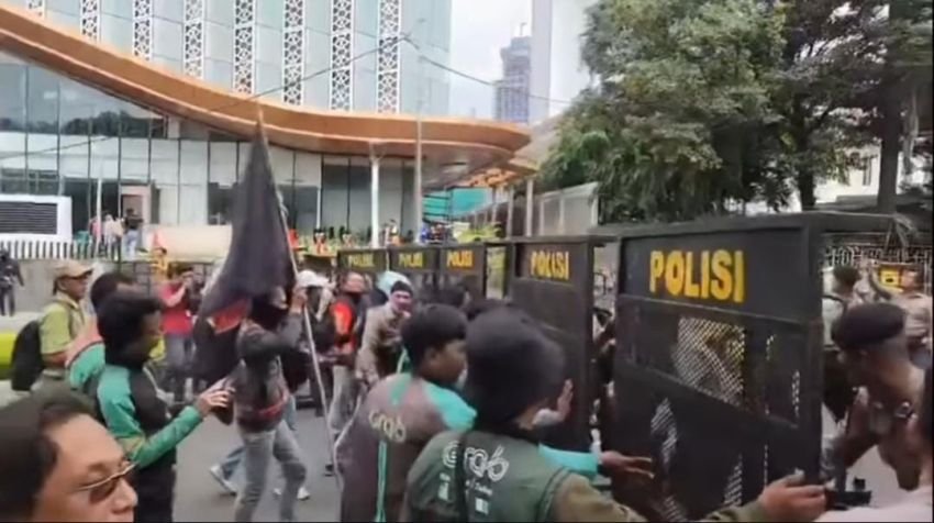Aksi Demo Ojol di Monas Sempat Memanas, Polisi Siaga Antisipasi Bentrokan