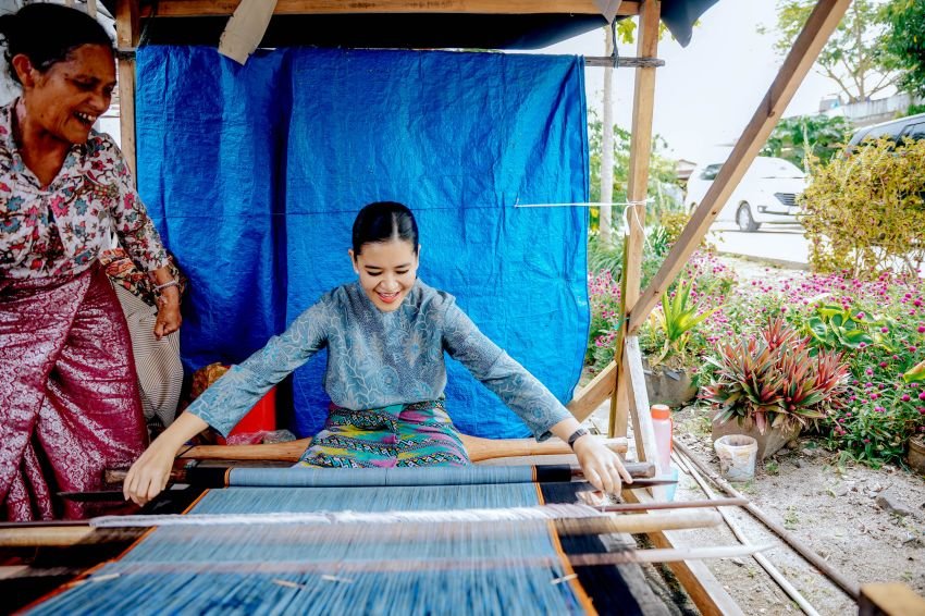 Kahiyang Ayu Terkesima Lihat Proses Tenun Ulos di Galeri Hutaraja Samosir