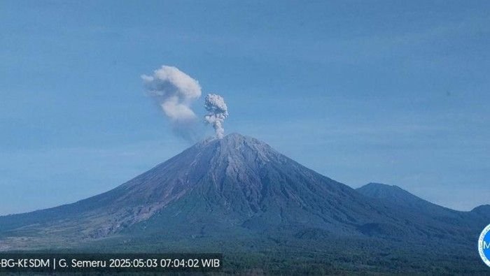 Gunung Semeru 3 Kali Erupsi Hari Ini, Tinggi Letusan Capai 900 Meter