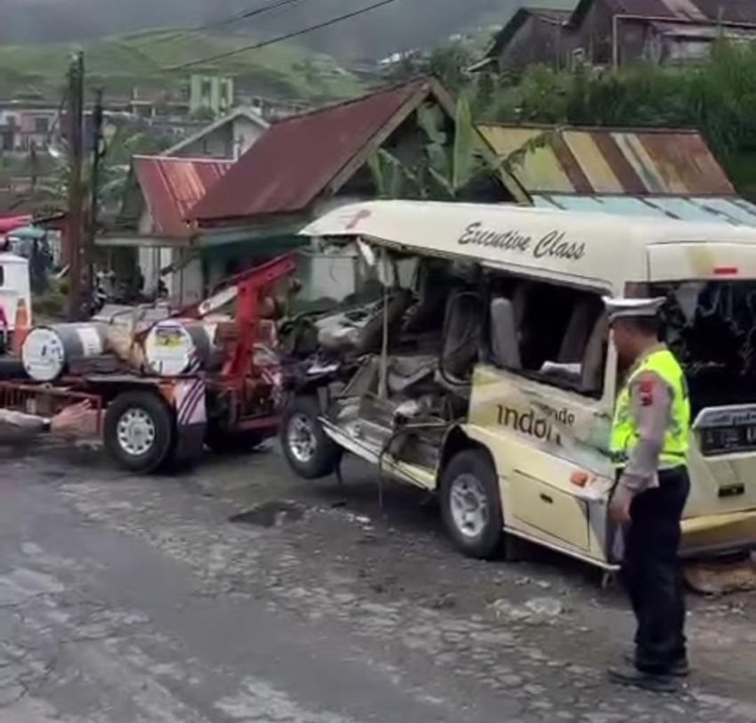 Tragis! Minibus Elf Masuk Jurang di Tawangmangu, 5 Orang T3w4s, 12 Luka-Luka