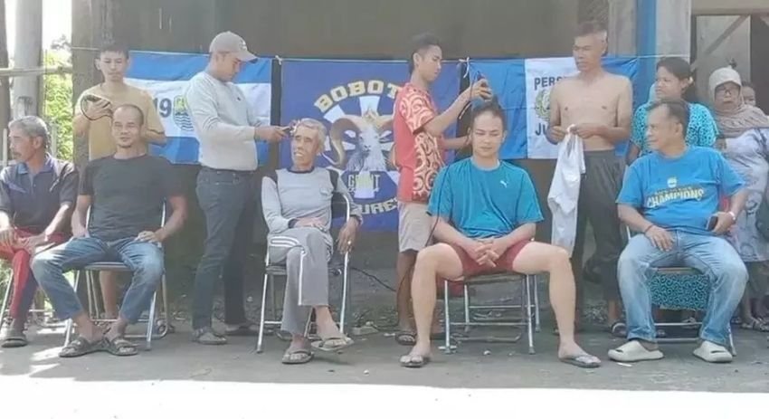 Persib Juara, Warga Desa di Garut Gelar Cukur Rambut Massal dan Potong Tumpeng