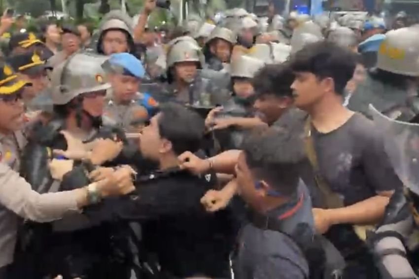 Demo Mahasiswa di Balai Kota Jakarta Ricuh, 6 Polisi Terluka dan Peserta Aksi Diamankan