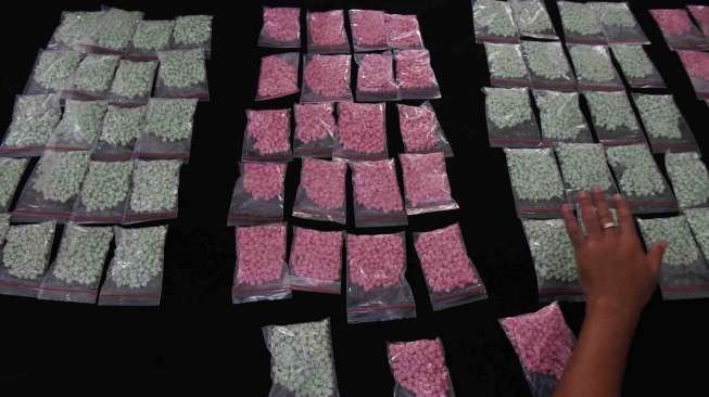 Bawa 2 Kg S4bu dan 2.472 Butir Ekst4si, Dua Pria Asal Pekanbaru Ditangkap di Palembang