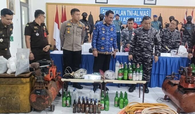 TNI AL Lanal Nias Tangkap Dua Kapal Pelaku Illegal Fishing Pakai Bom di Perairan Kepulauan Batu