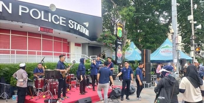 Live Music di CFD Bundaran HI, Warga Terhibur Bernyanyi dan Joget Bareng Polisi