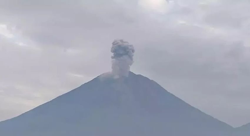 Gunung Semeru Erupsi, Abu Vulkanik Capai 1.200 Meter, Warga Diminta Jauhi Zona Bahaya