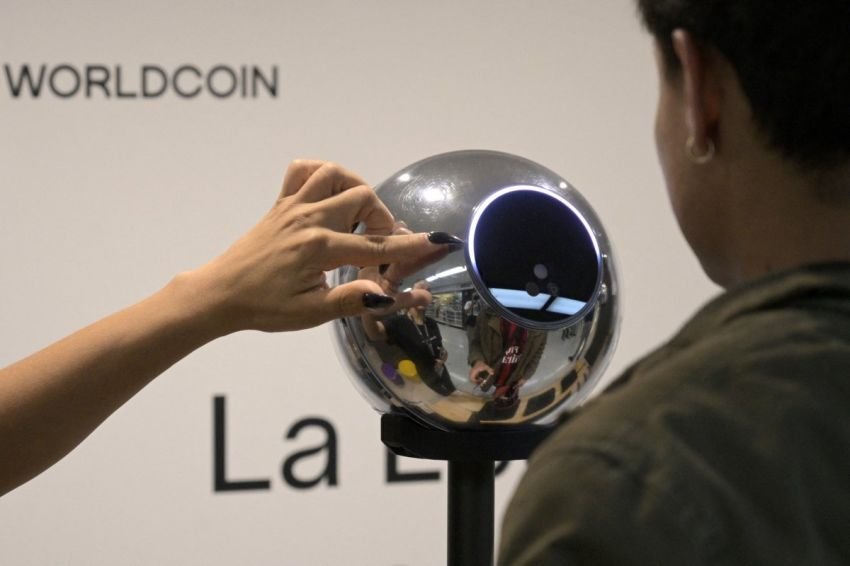 Kemenkomdigi Panggil Pengelola Worldcoin, Soroti 500 Ribu Data Retina yang Sudah Terkumpul