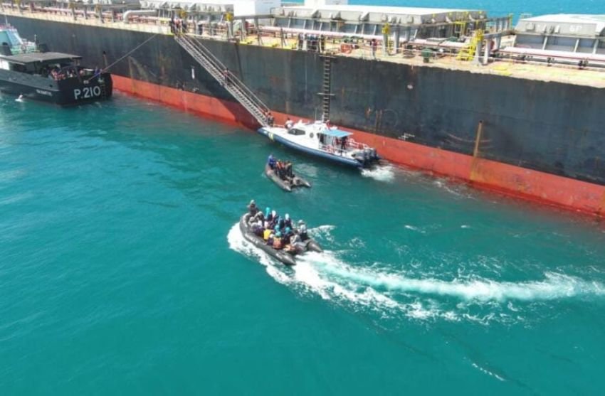 Bakamla RI Berhasil Evakuasi 30 ABK Kapal Tenggelam di Perairan Utara Berakit, Kepri