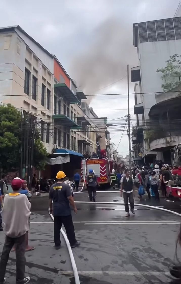 Kebakaran Landa Ruko Toko Mainan Wira Jaya Toys di Jalan Bawean, Medan