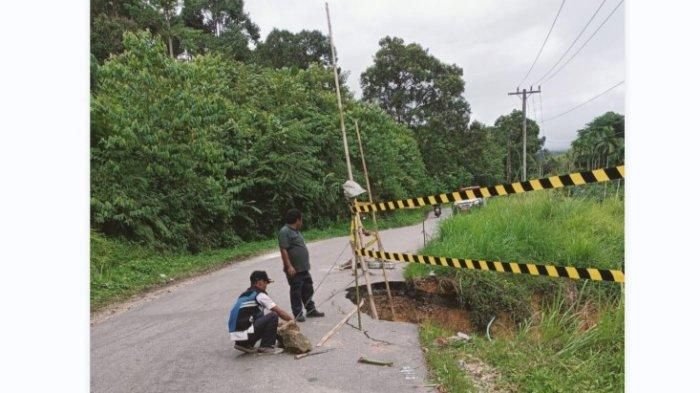Dinas PUTR Pakpak Bharat Pasang Rambu di Lokasi Longsor Jalan Sidikalang-Subulussalam