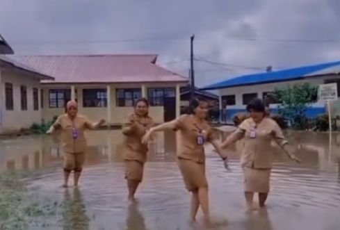Viral Video Banjir di Sekolah, Kepala SD di Karo Dicopot, Orang Tua Murid Protes