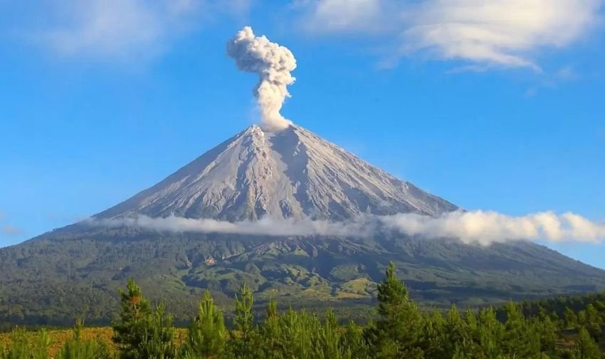 Gunung Semeru Erupsi 4 Kali dalam Sehari, Warga Diminta Jauhi Besuk Kobokan
