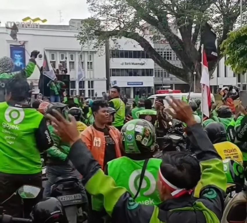 Ratusan Driver Ojol Demo di Depan Kantor Gubsu, Desak Presiden Prabowo Terbitkan Perppu Perlindungan