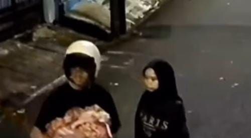 Terekam CCTV! Pasangan Tinggalkan Bayi di Teras Rumah Warga Jakarta Timur