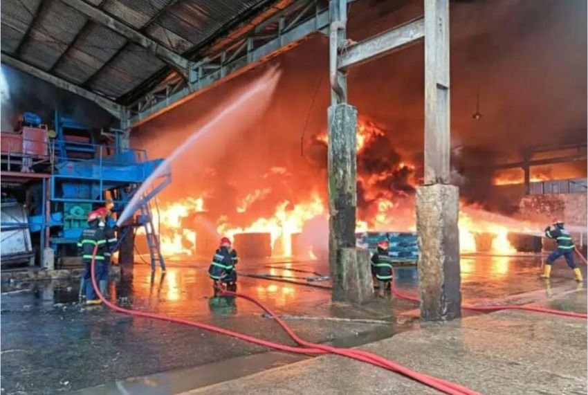 Pabrik Karet PT Teluk Luas di Padang Terbakar, Ledakan Terdengar Beberapa Kali