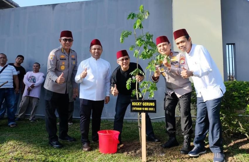 UAS dan Rocky Gerung Bertemu di Polda Riau, Bahas Alam dari Perspektif Agama dan Sains