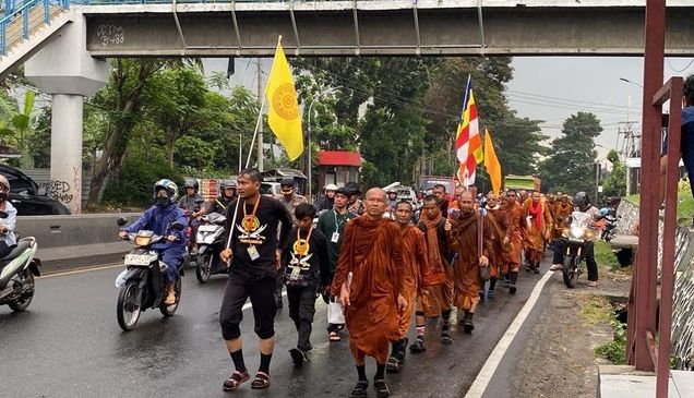Thudong: Perjalanan Spiritual Ribuan Kilometer Para Biksu Menuju Candi Borobudur Sambut Waisak 2025