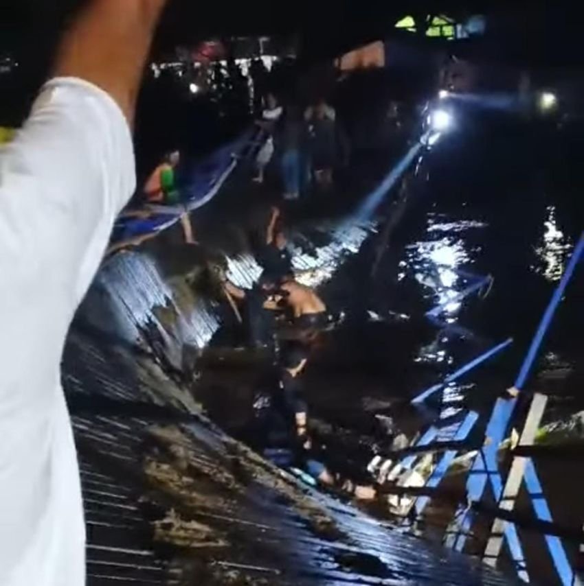 Jembatan Apung Cijeruk&ndash;Baleendah Ambruk Saat Ramai Dilintasi Warga, Sejumlah Orang Luka dan Trauma