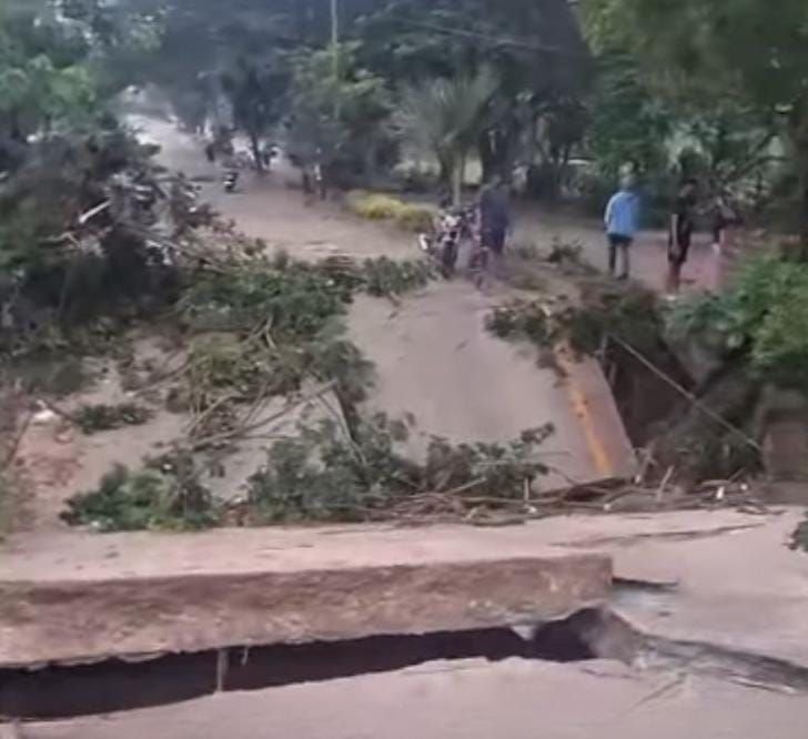 Jalan Nasional Samarinda&ndash;Balikpapan Putus Total Akibat Longsor, Arus Lalu Lintas Dialihkan