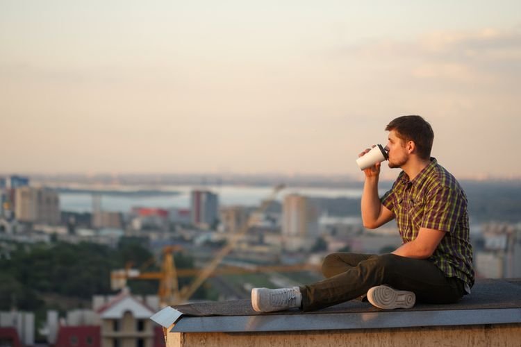 Bukan Pamer, Ini 5 Ciri Orang Kaya Sejati yang Hidup Tenang dan Rendah Hati