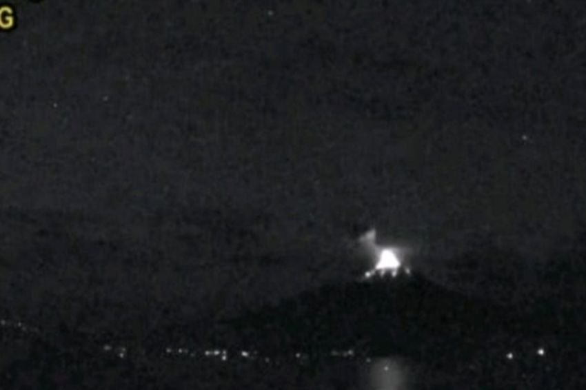 Gunung Ile Lewotolok Kembali Meletus, Lava Pijar dan Dentuman Guncang Lembata