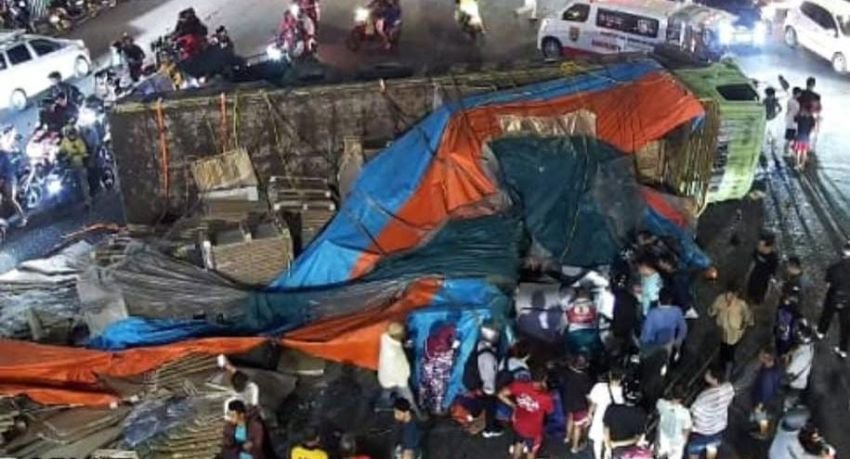 Rem Blong, Truk Muatan Kertas Terguling dan T3w4skan 4 Pengendara Motor di Semarang