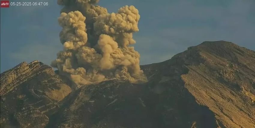 Gunung Semeru Kembali Erupsi, Kolom Abu Capai 1.200 Meter: Warga Diminta Waspada