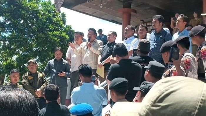 Anggota DPRD Taput Sahat Sibarani Tegaskan Dukung Tutup TPL di Hadapan Massa Aksi