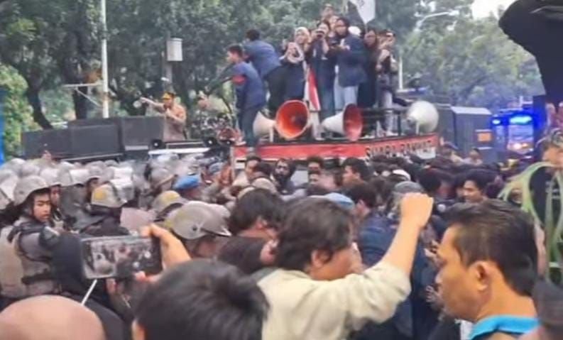 Puluhan Mahasiswa Trisakti Diamankan Usai Ricuh Peringati Tragedi 1998 di Balai Kota Jakarta