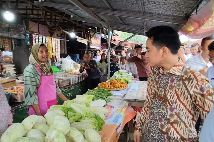 Wapres Gibran Blusukan ke Pasar Baru Indramayu, Serap Aspirasi Pedagang dan Tinjau Harga Sembako Jelang Idul Adha
