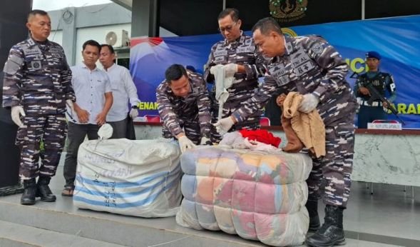 TNI AL Gagalkan Penyelundupan 22 Ballpress Pakaian Bekas Asal Malaysia Senilai Rp165 Juta