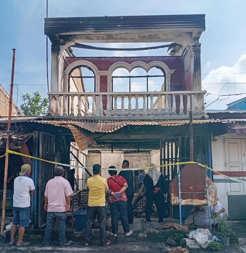 Kebakaran Melanda Rumah Makan di Simpang Sinaksak, Kerugian Capai Rp350 Juta