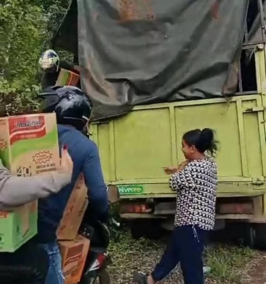 Viral! Warga Jarah Mi Instan dari Truk Kecelakaan di Banyuasin, Sopir Kabur