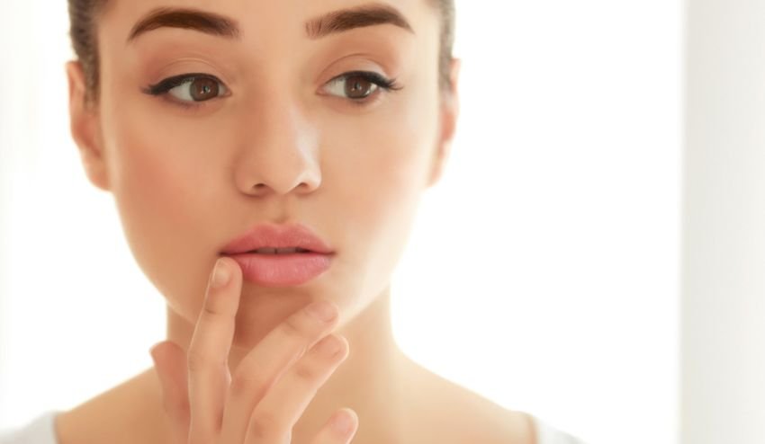 Kebiasaan Menggigit dan Mengupas Bibir Kering Bisa Berbahaya, Ini Solusinya!