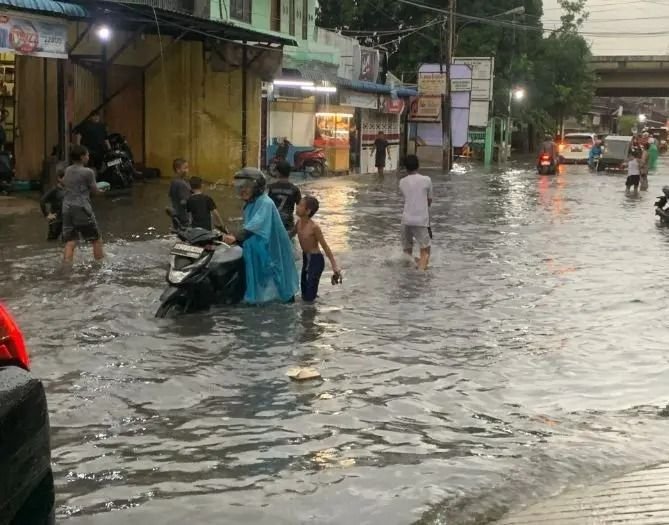 Hujan Deras Sebabkan Banjir Setengah Meter di Jalan Garuda Raya Medan, Puluhan Motor Mogok