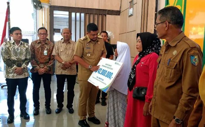 Bobby Nasution Serahkan Kartu BPJS Ketenagakerjaan kepada Nelayan Langkat: Bukti Negara Hadir untuk Rakyat