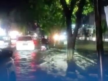 Medan Diterjang Banjir, Jalan Protokol Lumpuh dan Kendaraan Mogok