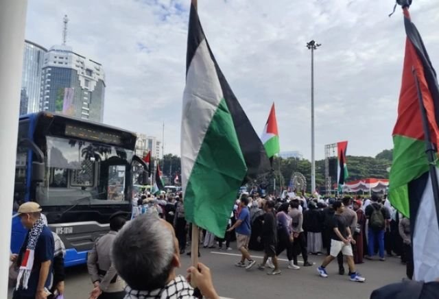 Aliansi Rakyat Indonesia Bela Palestina Gelar Aksi Damai di Kawasan Monas