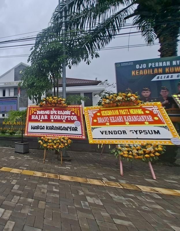 Karangan Bunga Penuhi Kantor Kejari Karanganyar Usai Penangkapan Tersangka Korupsi Pembangunan Masjid Agung Madaniyah