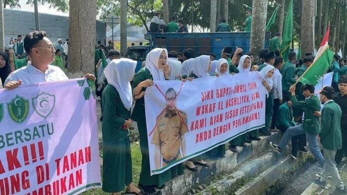 Ribuan Massa Al Washliyah Demo di Kantor Bupati Deli Serdang, Suasana Memanas Saat Pagar Diterobos