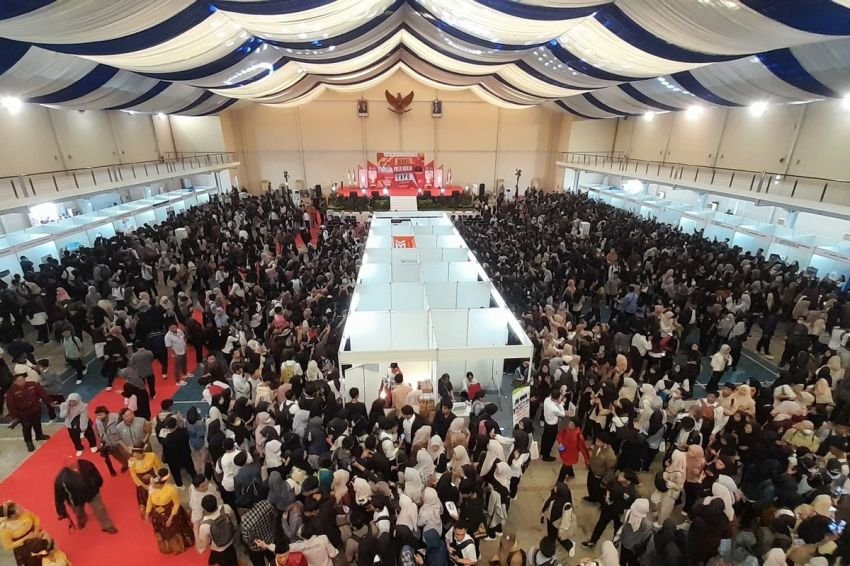Job Fair Bekasi Ricuh, Disnaker Minta Maaf: 25 Ribu Pencari Kerja Padati Acara, Banyak yang Pingsan