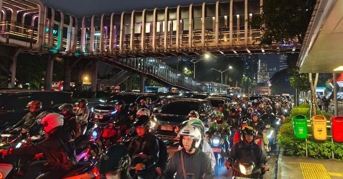 Jakarta Macet Parah Jelang Libur Panjang, Pengendara Serobot Trotoar hingga Jalur Busway