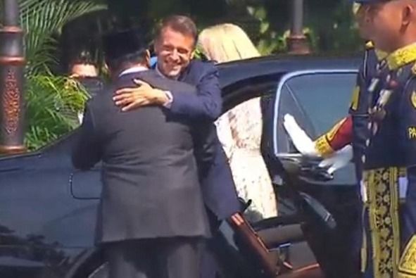 Presiden Prabowo Subianto Sambut Hangat Kedatangan Presiden Prancis Emmanuel Macron di Istana Merdeka