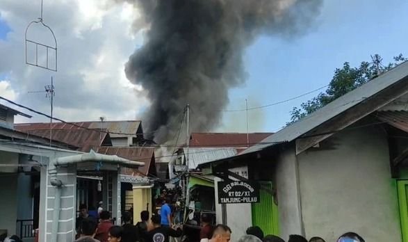 Kebakaran di Kampung Beting Pontianak Hanguskan 4 Rumah, Petugas Damkar Terkendala Akses dan Air